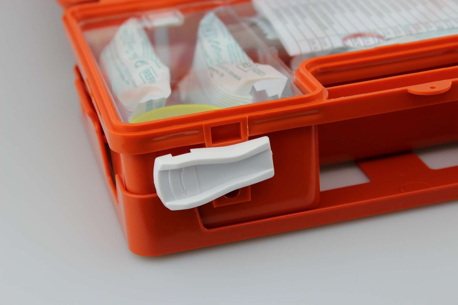 Trousse de premiers secours orange ouverte
