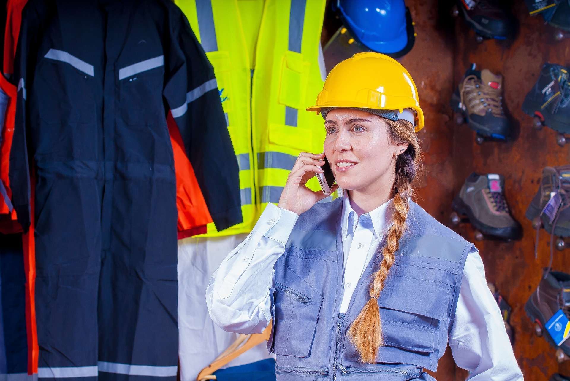 Conseillère CHALL DIS au téléphone dans un showroom d'équipements de sécurité